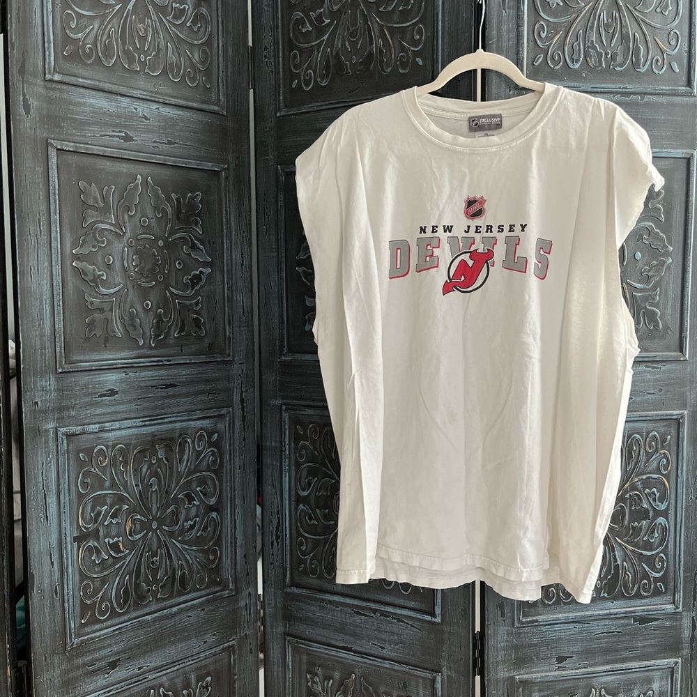 Men’s XL New Jersey Devil’s cutoff tee